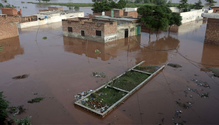 لائیو: راوی بپھرنے سے لاہور کے کئی دیہات زیرِ آب، دریائے چناب کا بڑا ریلہ جھنگ میں داخل، ریواز برج کے قریب شگاف لگادیا گیا
